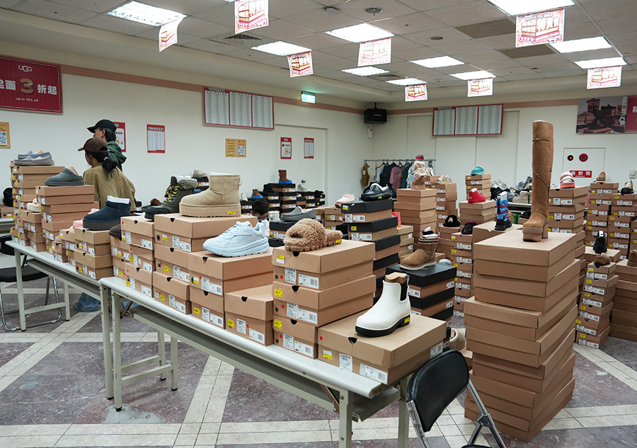 2025【UGG台北鞋特賣會】雪靴、穆勒鞋、運動鞋、涼拖鞋年終狂歡3折起！國際名品TEVA & KangaROOS強強聯手！