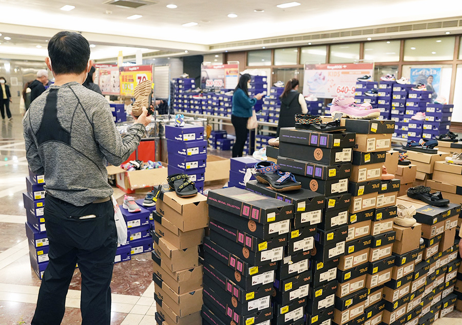 2025【UGG台北鞋特賣會】雪靴、穆勒鞋、運動鞋、涼拖鞋年終狂歡3折起！國際名品TEVA & KangaROOS強強聯手！